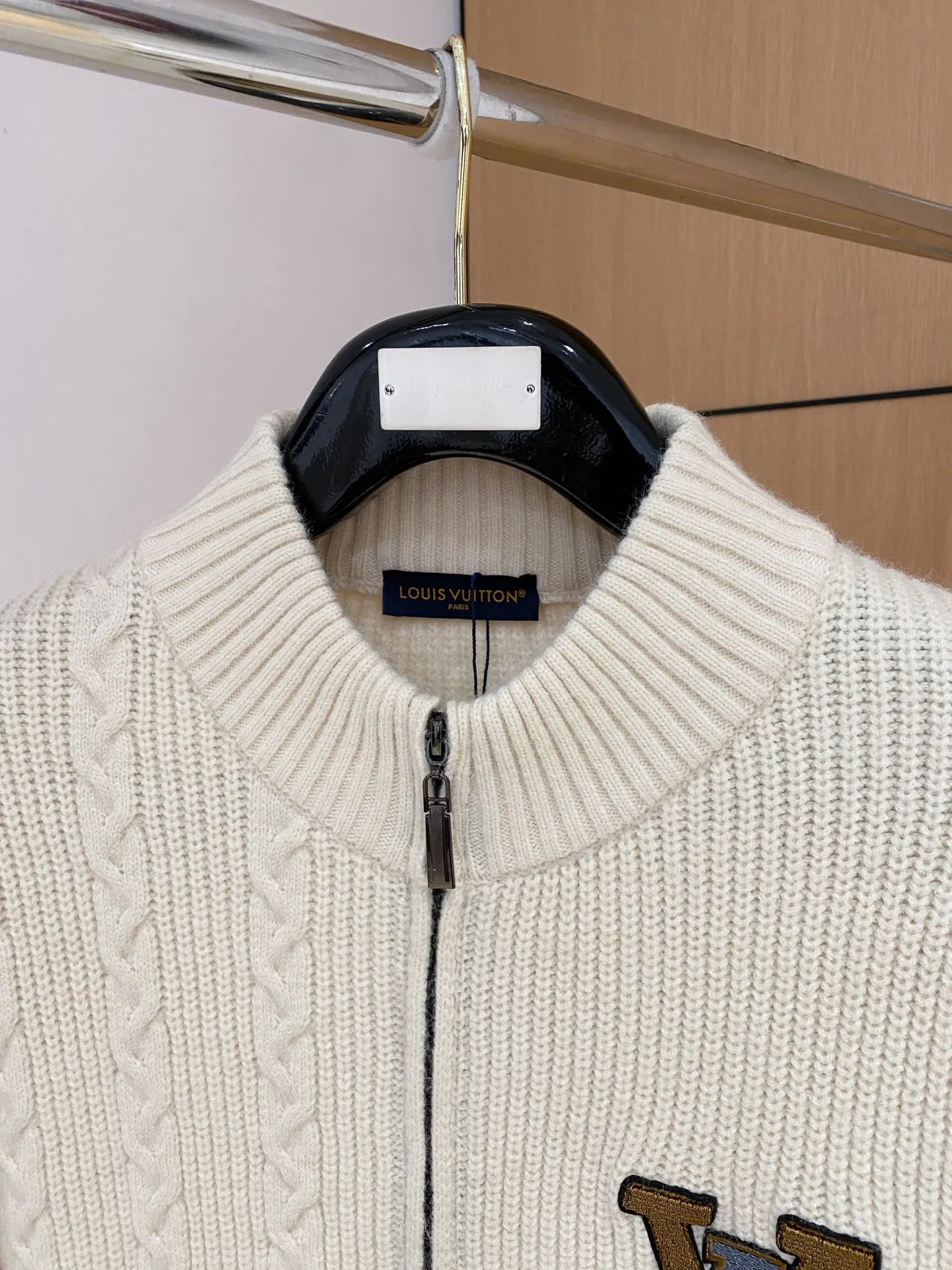 🅿️540 【LV Louis Vuitton】Autumn and winter classic cardigan sweater, in full condition! ! ! Wool blended fabric, the latest model in 2025, golden ratio! ! Slim-fitting soft gold, versatile and practical item, the combination and practicality are extremely powerful, simple and elegant, and classy! To create your own style, it is highly recommended to buy it in two colors. The standard slim fit tailoring process is suitable for both young and old men. It is knitted from wool and will not cause any discomfort! While keeping warm, it is stylish, textured and wearable, and the classic logo with contrasting colors on the chest feels in place! ! Recommended for regular customers! ! Size M-3XL (maximum wear: 190 pounds)